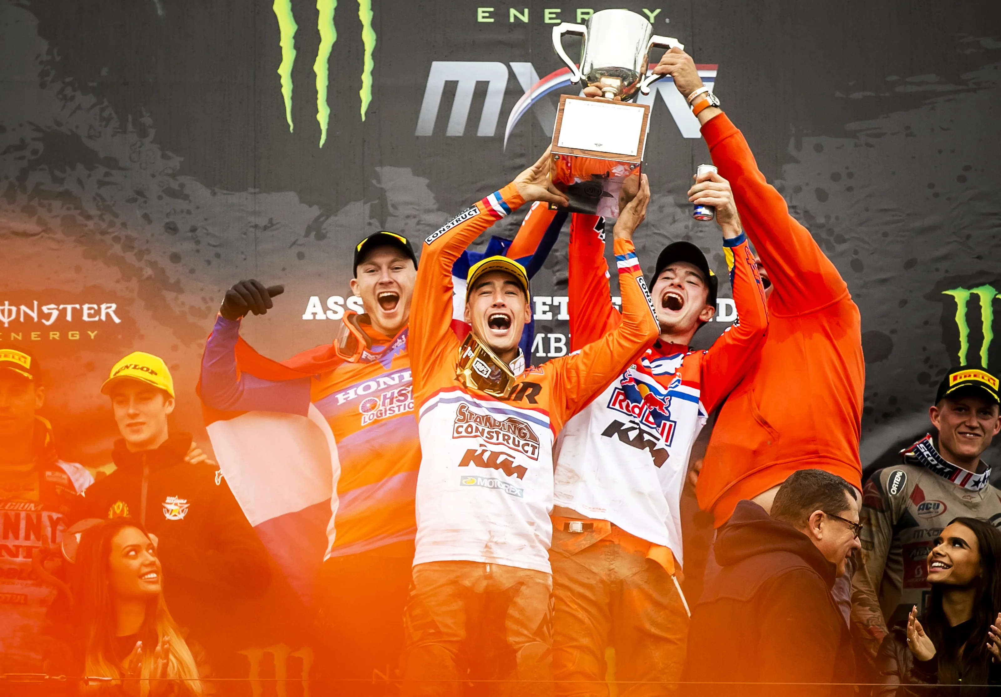 Team NL juicht met de Chamberlain Trophy na de titel in Assen, 2019