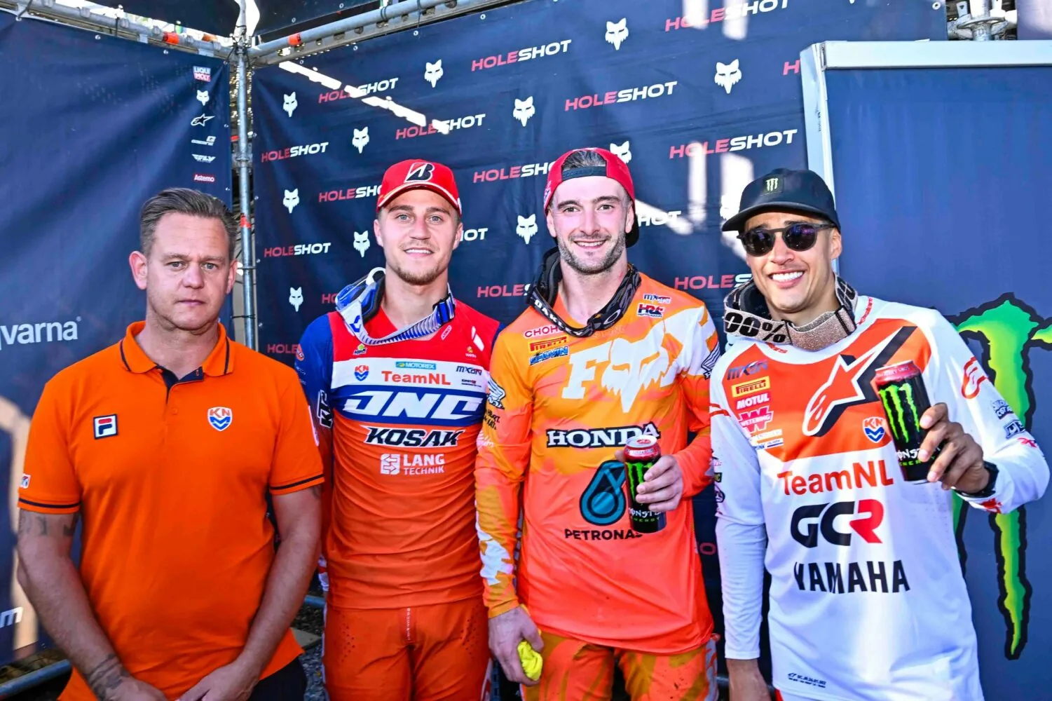 Team NL in Ernée: Van de Moosdijk, Herlings en Coldenhoff met de teamleiding